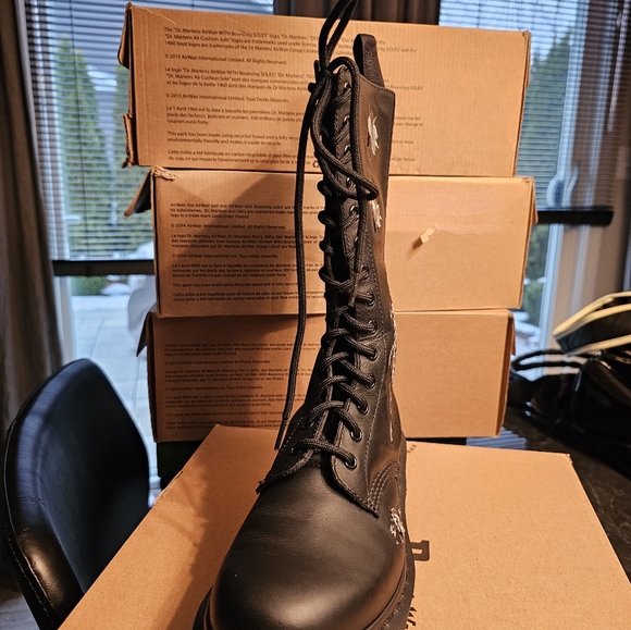 Dr. Martens Black Floral Embroidered Women's Boots - Picture 4 of 7